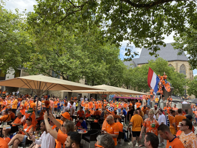 Photo of Kleppingstraße in Dortmund with its cafes.
It’s quite packed with people in orange jerseys.