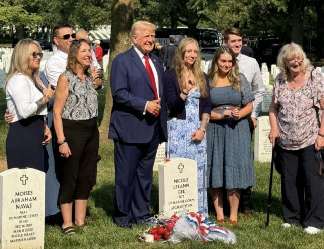 Trump photo op with deceased servicemen at Arlington cemetery