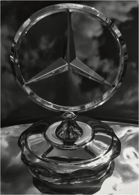 Schwarzweiss, Nahaufnahme, dreidimensionaler Mercedes Stern auf der Kühlerhaube eines historischen Mercedes Benz 300 'Adenauer'