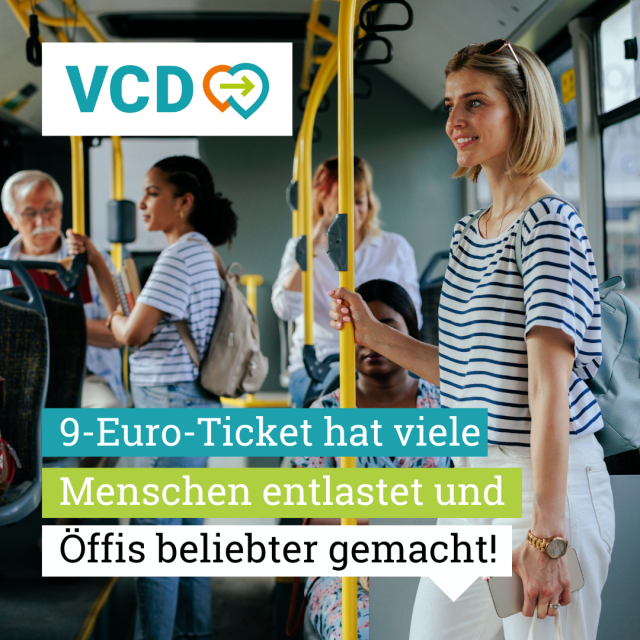 Auf dem Foto sieht man mehrere Menschen in einer Straßenbahn, links oben ist das VCD-Logo abgebildet und auf dem Bild steht folgender Text: 9-Euro-Ticket hat viele Menschen entlastet und Öffis beliebter gemacht!