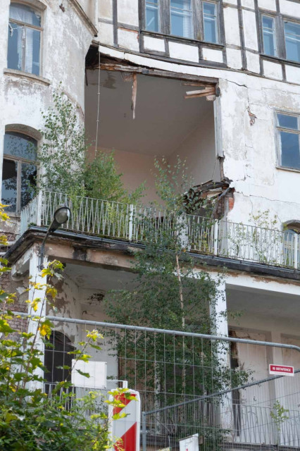 'Honey, let's make a breakthrough here' - failing building structure at the 'Fürstenhof' hotel. 35 years of neglect and dampness are causing the floors to break downwards