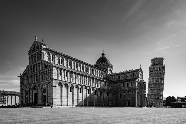 Der schiefe Turm von Pisa rechts und die Cattedrale di Pisa auf der linken Seite. Das Foto ist in schwarzweiß.