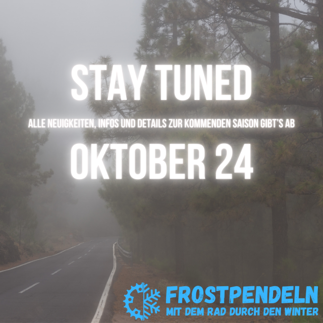 Eine Landstraße im Nebel. Darüber der Text "Stay Tuned. Alle Neuigkeiten, Infos und Details zur kommenden Saison gibt's ab Oktober 24". Unten im Bild das Frostpendeln-Logo.