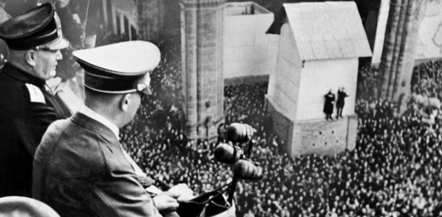 Adolf Hitler (à droite) et Benito Mussolini (à gauche) s’adressent au peuple de Venise depuis le balcon du palais des Doges, le 28 octobre 1940, lors du voyage d’Adolf Hitler en Italie. AFP
