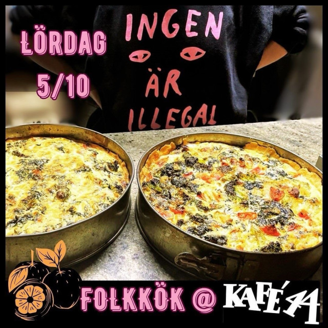 The image shows two freshly baked vegetable quiches in metal pans placed on a countertop. Above the quiches, a person is wearing a black shirt with pink lettering that reads "INGEN ÄR ILLEGAL," which translates from Swedish as "No one is illegal." The text on the image highlights an event, stating "LÖRDAG 5/10" (Sat. 5th of October), and announces "FOLKKÖK @ Kafé 44,"  promoting a community kitchen event at Kafé 44. 