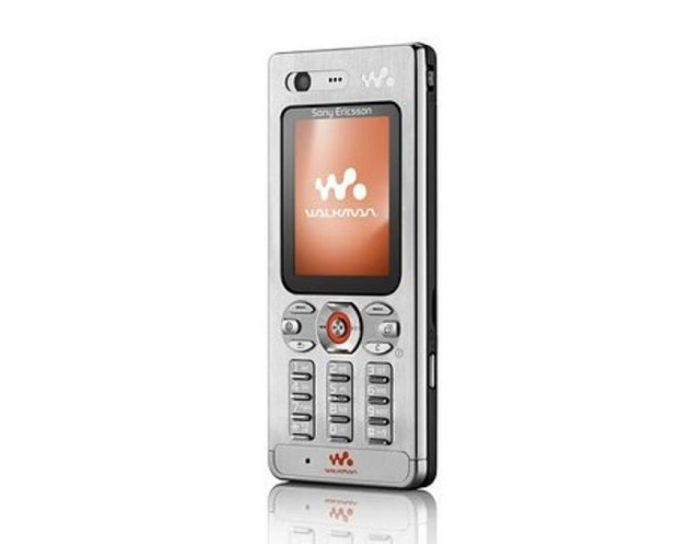 Sony Ericsson W880i phone.