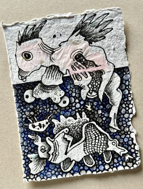 Zeichnung auf strukturiertem Papier (Pigmentliner, Buntstift); DINA6; Hochformat; skurrile Illustration mit Kreaturen, die entfernt Fisch oder Meereslebewesen ähneln, die mit abstrakten Formen und zusätzlichen kleineren Wasserfiguren interagiert; durch eine Kreatur geht ein Riß; der Hintergrund zeigt eine Mischung aus dunklen und blauen Tönen, mit blasenartiger Optik;