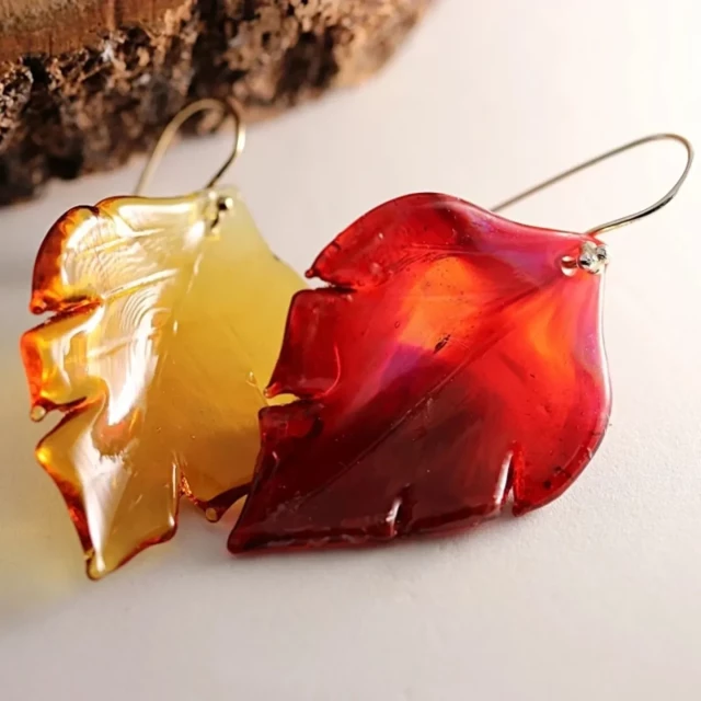 Boucles d'oreilles feuilles en verre d'automne de couleur jaune et rouge.