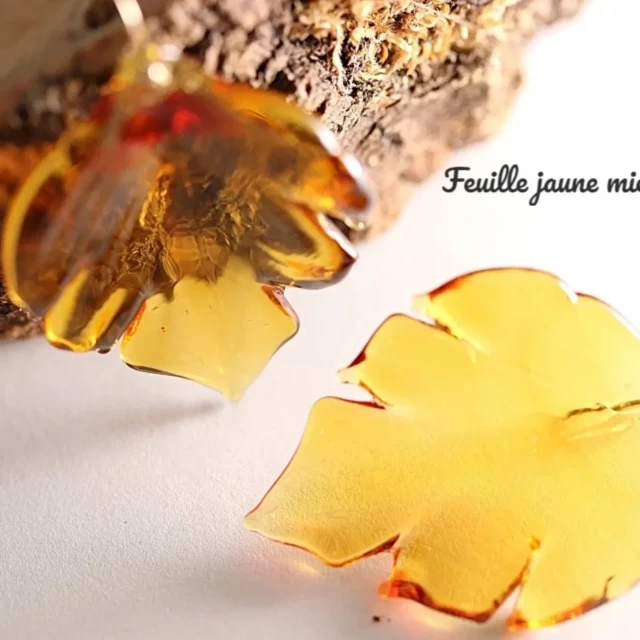 Boucles d'oreilles feuilles en verre de couleur jaune.