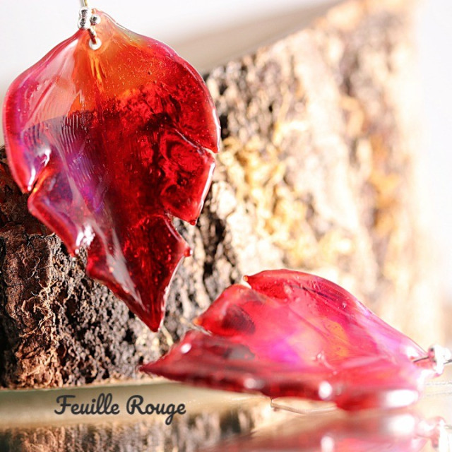 Boucles d'oreilles en verre de couleur rouge.