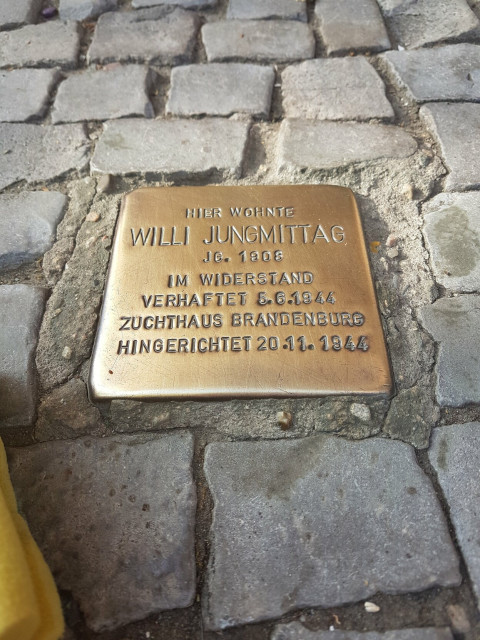 Stolperstein mit der Inschrift: HIER WOHNTE WILLI JUNGMITTAG JG. 1908 IM WIDERSTAND VERHAFTET 5.6.1944 ZUCHTHAUS BRANDENBURG HINGERICHTET 20 11. 1944