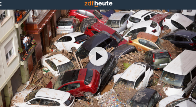 Autos stapeln sich in einer überschwemmten Straße in Spanien und verstopfen sie völlig.