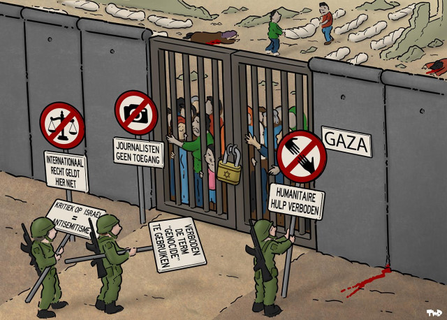 Cartoon met daarop een muur en een toegangspoort van Gaza. De poort zit op slot met een hangslot met de Israëlische vlag erop. Achter de poort staan Gazanen die willen ontsnappen aan het geweld, en daarachter zien we rijen met lichamen liggen. Voor de poort zijn Israëlische soldaten bezig met het plaatsen van diverse verbodsborden met de teksten 'humanitaire hulp verboden', 'verboden de term "genocide" te gebruiken', 'journalisten geen toegang', 'kritiek op Israël = antisemitisme' en 'internationaal recht geldt hier niet'.