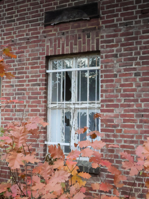 Ein altes kaputtes Fenster in einer alten Fabrik