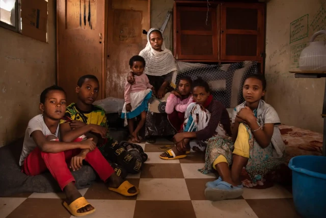  Some of the children’s parents died during the war; others are in Sudan but, owing to the armed conflict, the children do not know if they are still alive. Every day the orphans go out alone to beg in the city as a means to survive.
