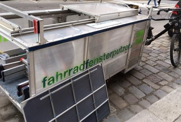 Foto von Fensterreinigung, die mit Fahrrad anreist - https://www.fahrradfensterputzer.at/