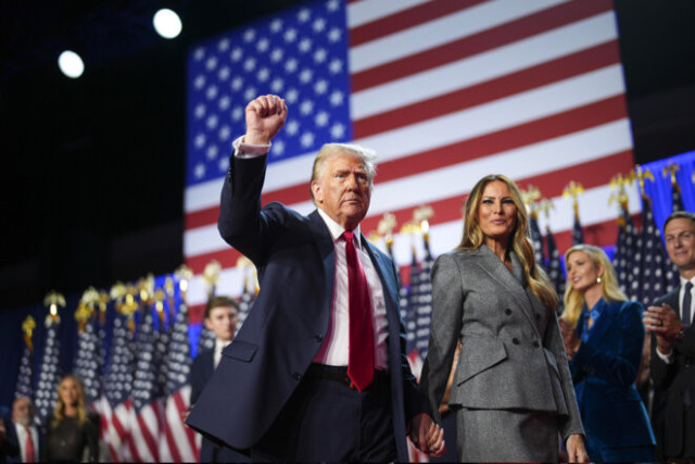 Donald Trump quitte la scène avec Melania Trump lors de la soirée électorale à West Palm Beach, en Floride, le mercredi 6 novembre 2024. © Photo Doug Mills / The New York Times via REA