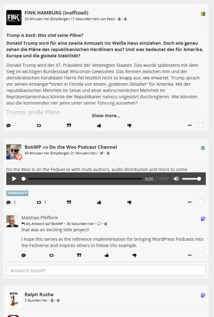 Screenshot von Friendica. Man sieht drei Beiträge. Oben rechts bei jedem Beitrag sieht man ein farbiges Icon, das das System anzeigt, das den Beitrag erstellt hat (Friendica, Wordpress, Mastodon)