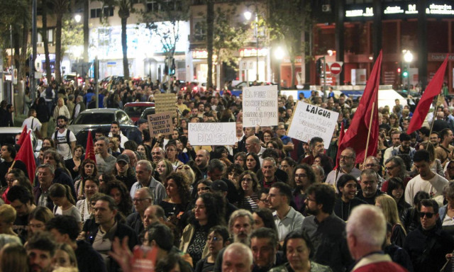 Varios miles de alicantinos han gritado este sábado en Alicante 'Mazón dimisión'. (EFE/Morell)