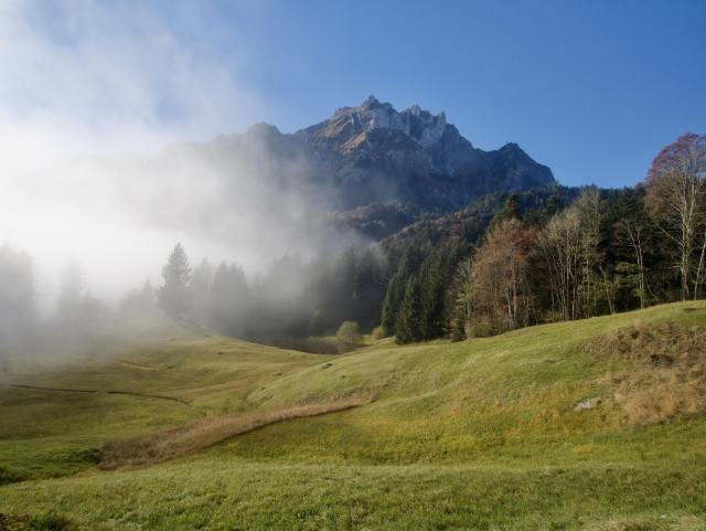 Blauer Himmel und leichter Nebel der aus dem Tal hoch zieht. Es ist sehr warm. 