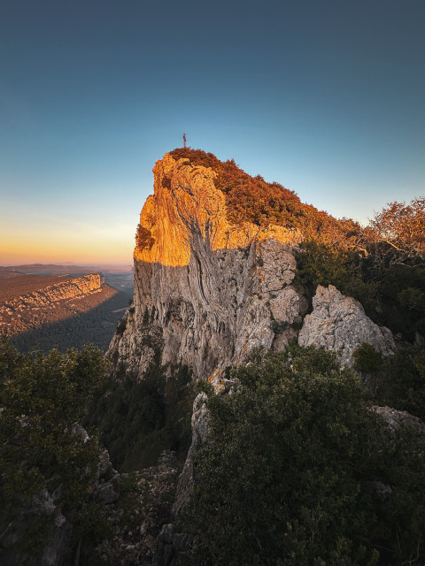 le sommet du pic saint loup éclairé de la lumière dorée du couchant