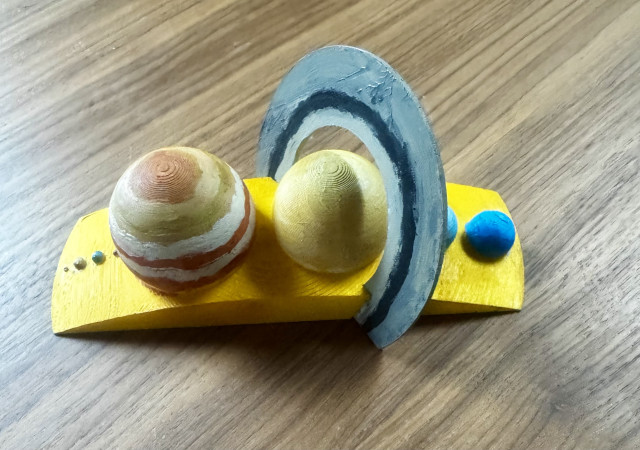 Ein 3d-Modell unseres Planetensystems, in Reihe hintereinander auf einem Halbbogen gedruckt. Hier nun mit Acrylfarben bemalt. Der Saturn hat auch seine Ringe um sich als Halbkreis.
Die Planeten sind im Maßstab verkleinert.