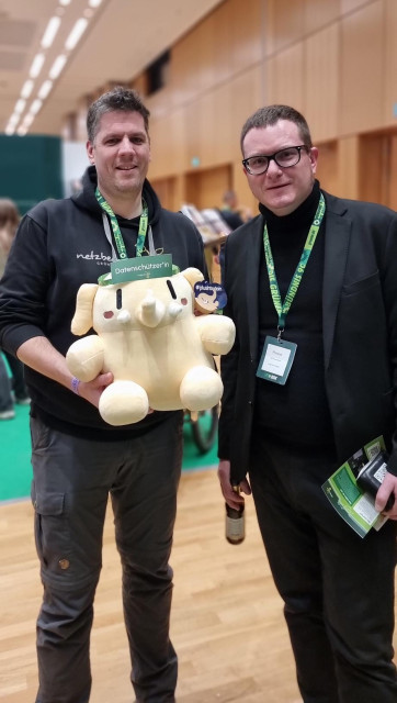 Links Norbert mit Plushtodon, rechts Ulf.