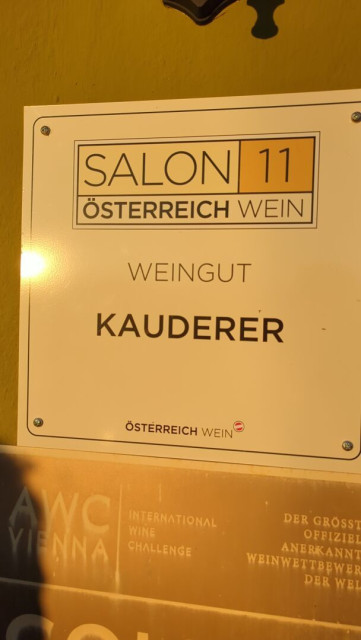 Schild mit der Aufschrift "Weingut Kauderer"