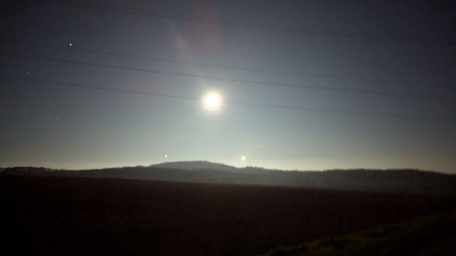 Der Vollmond steht über dem Horizont.