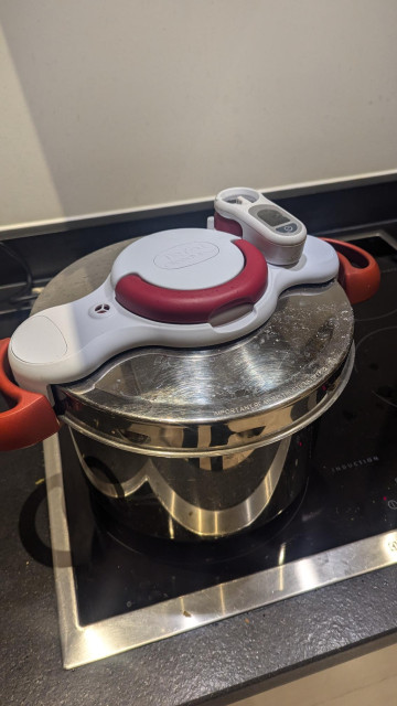 picture of a Tefal stainless steel pressure cooker on my stove.
there is a small timer attached to the top that is triggered by the heat when it reaches temperature.