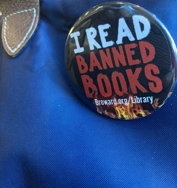 Picture of a pin that reads : I Read Banned Books. 