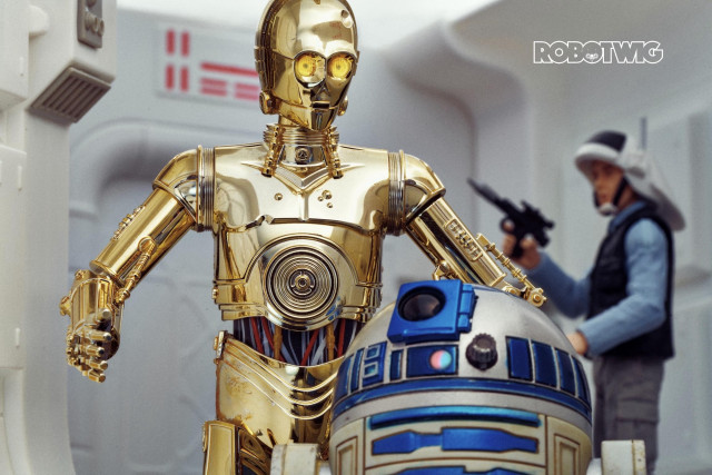 C3P0 and R2 walking through spaceship corridor