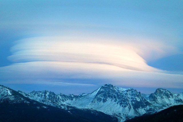 Riesige Lisenwolke (Lenticularis) über den Bergen, Abendstimmung.