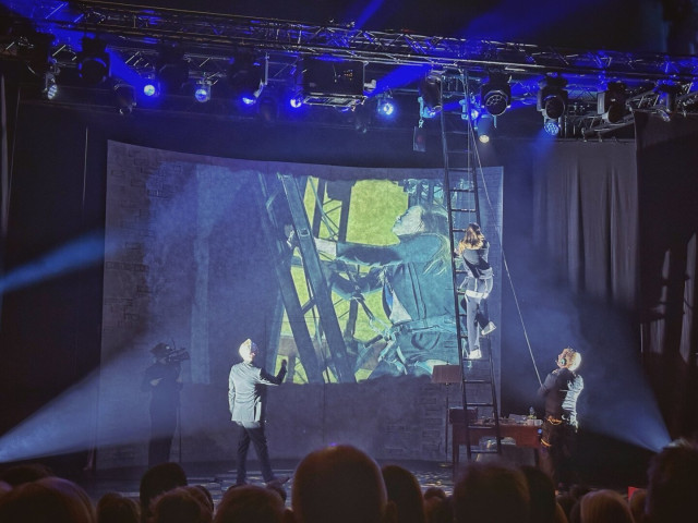 Photo of a stage with illusionist Henrik Fexeus and guests from the audience on stage.