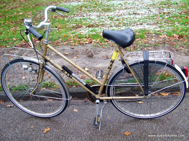 A RIH Sport bicycle from 1982. It's just come in for repair. There is no rust. All that I had to replace was a broken snelbinder / rubber strap over the rear carrier and the skirtguards, which had perished due to age.