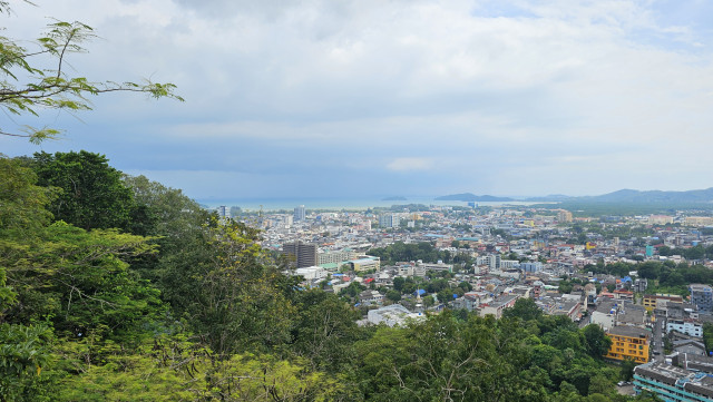 Blick über Phuket Stadt, mit Meer im Hintergrund. 