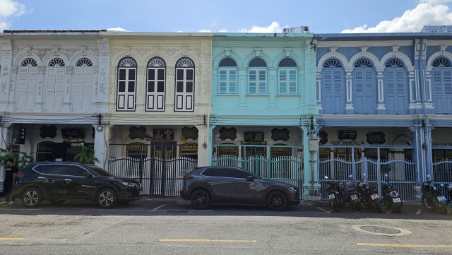 typische Reihenhäuser in der Altstadt von Phuket, unten typische chinesische Architektur und oben europäische Architektur. (laut unserer Führerin)