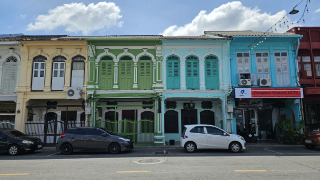 typische Reihenhäuser in der Altstadt von Phuket, unten typische chinesische Architektur und oben europäische Architektur. (laut unserer Führerin)