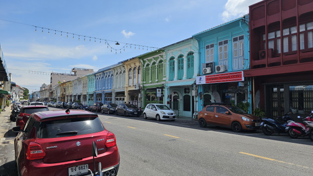 typische Reihenhäuser in der Altstadt von Phuket, unten typische chinesische Architektur und oben europäische Architektur. (laut unserer Führerin)