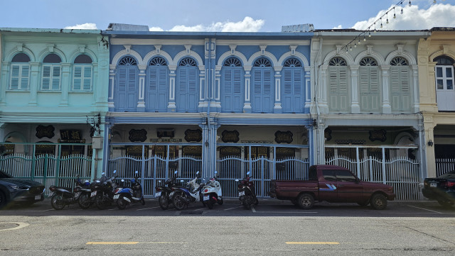 typische Reihenhäuser in der Altstadt von Phuket, unten typische chinesische Architektur und oben europäische Architektur. (laut unserer Führerin)