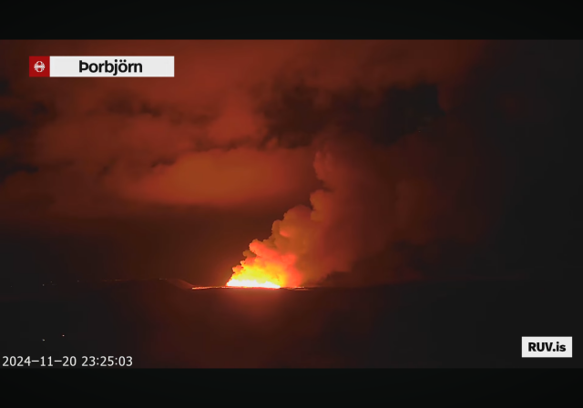 Screenshot from livestream from Rúv, Þorbjörn, a seeminly big crack with smoke coming out, timestamp says 2024-11-20 23:25:03. 