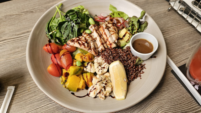 Avocado Bowl mit Chicken, war so lecker wie es aussieht. 