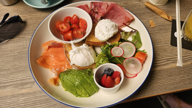 "Healthy Breaks", so nennt es sich auf der Karte, mit Avocado, Lachs, pochierten Eiern, Kochschinken und Brot. ich glaube nichts daran ist wirklich gesund, aber es war super lecker. 