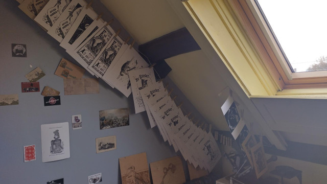 View of my landing with prints on a thread that follows the slope of the roof 

Vue de mon palier avec des prints qui sèchent sur un fil qui suit la pente du toit