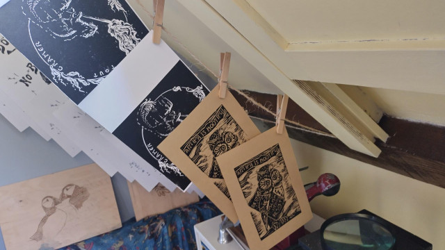 Small linocut prints drying

Des petites estampes linogravures qui sèchent