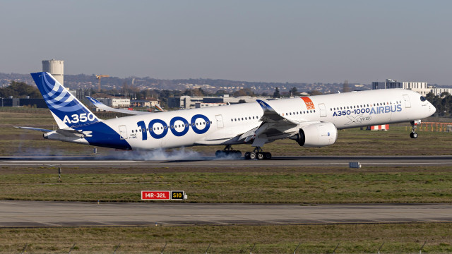 Airbus A350-1000 "flight lab" test aircraft landing at Toulouse. 