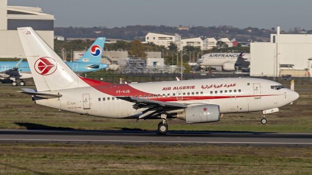 Air Algerie 737 landing at Toulouse. 