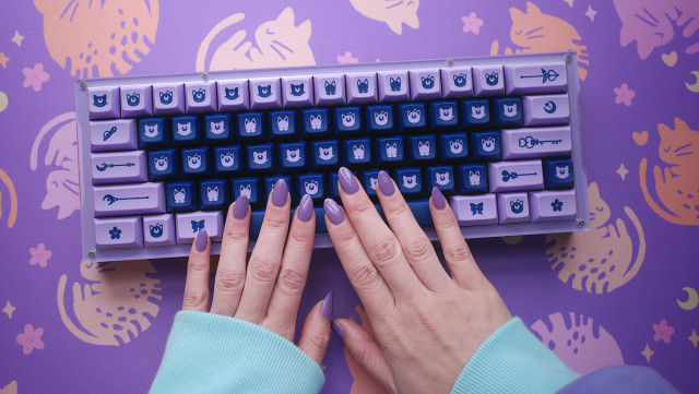 Ridiculous 60% layout keyboard where all the alpha keycaps are cats instead, featuring with matching manicure and cat themed deskmat.