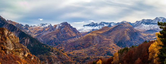 Panorámica de seis fotos que muestra parte de las cordilleras que se pueden ver en la subida a la punta Cucuraza (Panticosa). Si aprecian colores otoñales junto con cumbres con algo de nieve.