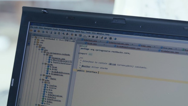 A still of the Chinese streaming series “Lighter & Princess” (S01E02, 40m14s) showing a laptop screen displaying a code editor with some sample code from my GitHub repository https://github.com/odrotbohm/spring-restbucks.